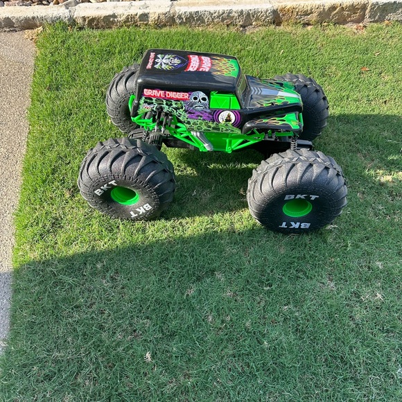 Monster Jam MEGA Remote Controled Grave Digger! - Picture 4 of 5